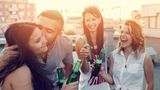 Im Sommer kann man prima Partys in den Garten oder auf den Balkon verlagern. Allerdings müssen dabei einige Spielregeln eingehalten werden. Die Nachtruhe beginnt um 22 Uhr - ab dann muss es draußen leise werden.   Rechtlich regeln Gerichte die Gartenpartys nicht einheitlich. Einige urteilen, dass einmal im Monat im Garten gefeiert werden darf. Andere sagen, dass sogar täglich draußen eine Party stattfinden darf, solange die Nachbarn nicht gestört werden. Daher informieren Sie lieber ihre Nachbarn vorab. Oder noch besser: Laden Sie sie ein. Denn wer mitfeiert, ruft nicht die Polizei.