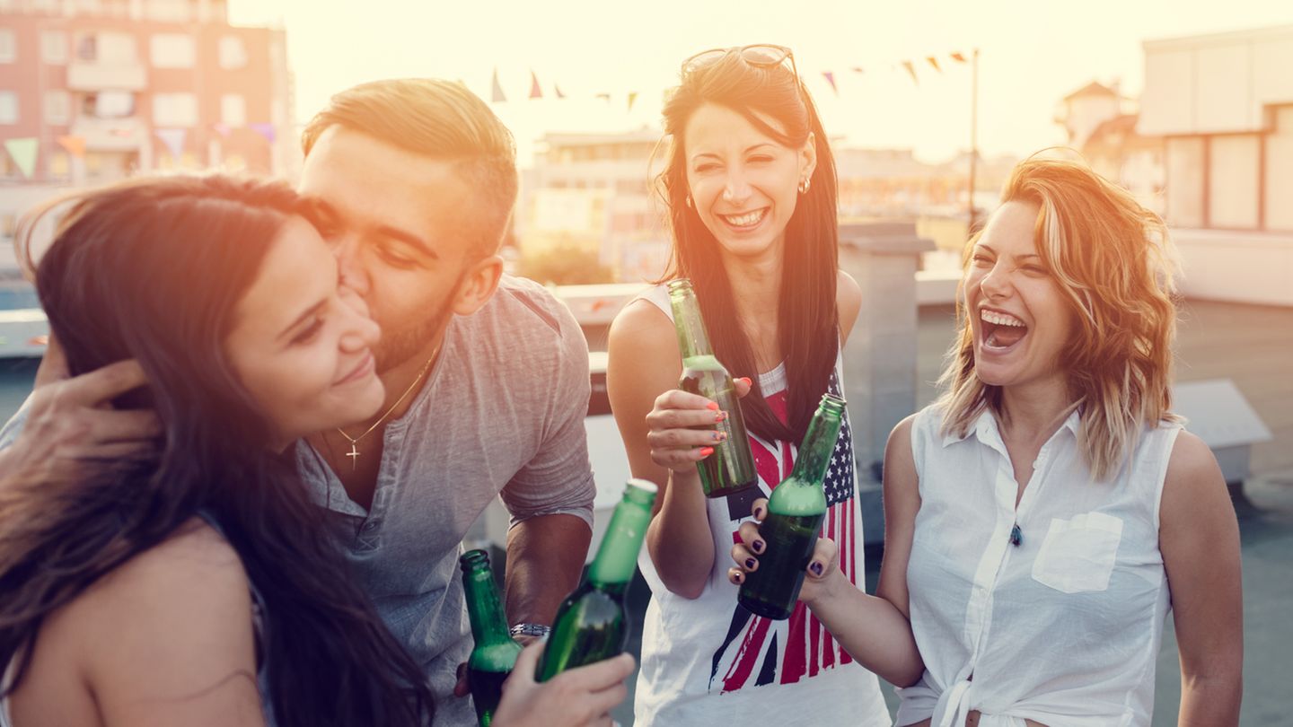 Gerichtsurteile: Im Sommer kann man prima Partys in den Garten oder auf den Balkon verlagern. Allerdings müssen dabei einige Spielregeln eingehalten werden. Die Nachtruhe beginnt um 22 Uhr - ab dann muss es draußen leise werden. Rechtlich regeln Gerichte die Gartenpartys nicht einheitlich. Einige urteilen, dass einmal im Monat im Garten gefeiert werden darf. Andere sagen, dass sogar täglich draußen eine Party stattfinden darf, solange die Nachbarn nicht gestört werden. Daher informieren Sie lieber ihre Nachbarn vorab. Oder noch besser: Laden Sie sie ein. Denn wer mitfeiert, ruft nicht die Polizei. Im Sommer kann man prima Partys in den Garten oder auf den Balkon verlagern. Allerdings müssen dabei einige Spielregeln eingehalten werden. Die Nachtruhe beginnt um 22 Uhr - ab dann muss es draußen leise werden. Rechtlich regeln Gerichte die Gartenpartys nicht einheitlich. Einige urteilen, dass einmal im Monat im Garten gefeiert werden darf. Andere sagen, dass sogar täglich draußen eine Party stattfinden darf, solange die Nachbarn nicht gestört werden. Daher informieren Sie lieber ihre Nachbarn vorab. Oder noch besser: Laden Sie sie ein. Denn wer mitfeiert, ruft nicht die Polizei.