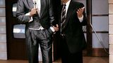 Ein historischer Augenblick: "Wetten, dass ..?"-Gründer und Moderator Frank Elsner übergab die Show an Thomas Gottschalk. 20,84 Millionen Zuschauer schalteten ein bei Gottschalks erster Sendung am 26. September 1987 - die Traumquote von damals hat sich bis zum Ende der Show im Dezember 2014 mehr als halbiert.