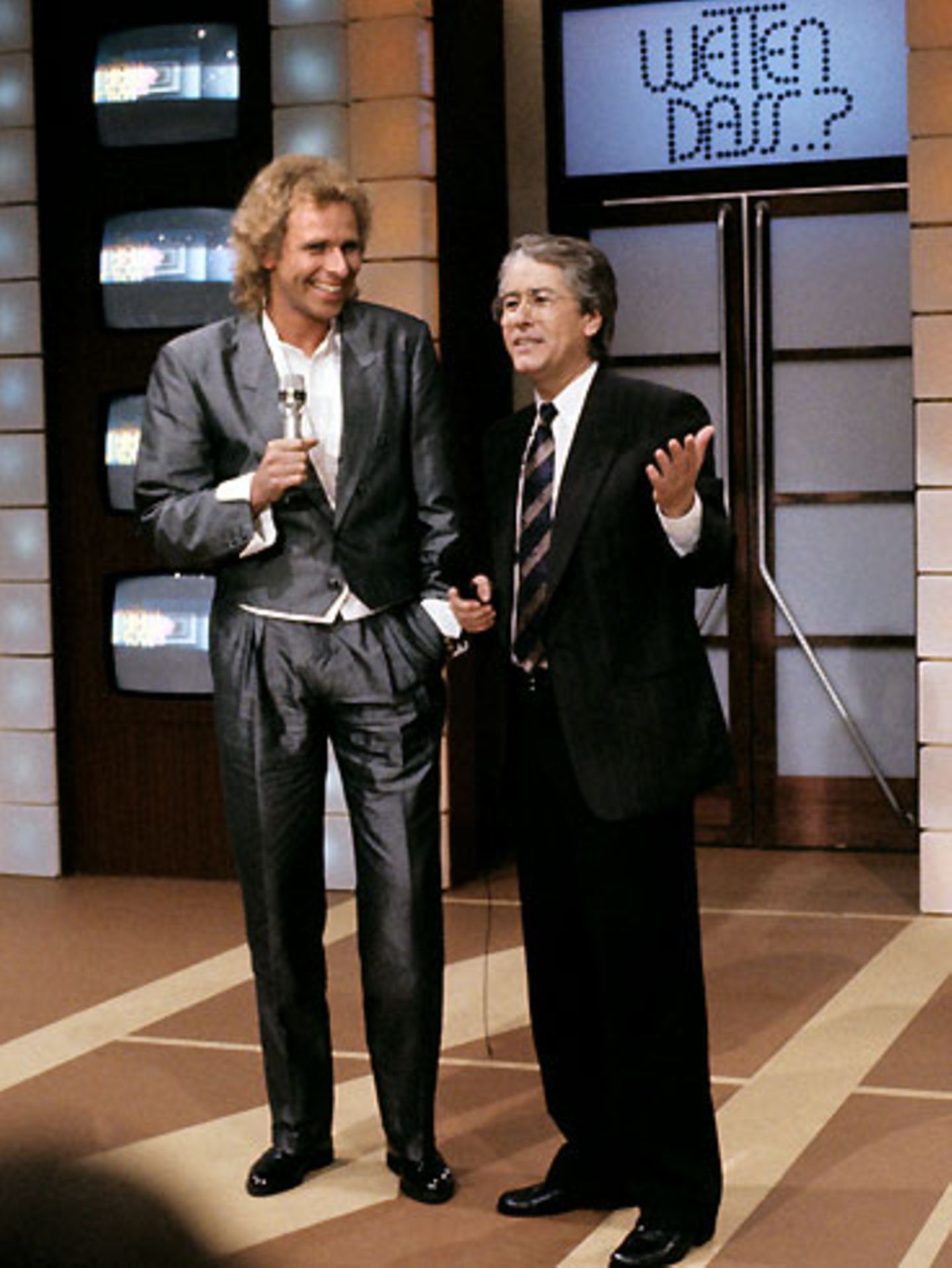 Ein historischer Augenblick: "Wetten, dass ..?"-Gründer und Moderator Frank Elsner übergab die Show an Thomas Gottschalk. 20,84 Millionen Zuschauer schalteten ein bei Gottschalks erster Sendung am 26. September 1987 - die Traumquote von damals hat sich bis zum Ende der Show im Dezember 2014 mehr als halbiert