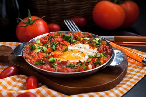 Shakshouka Dieses Gericht stammt aus dem arabischen Raum. Es handelt sich um pochierte Eier in einer Sauce aus Tomaten, Chilis, Zwiebeln und Kreuzkümmel.