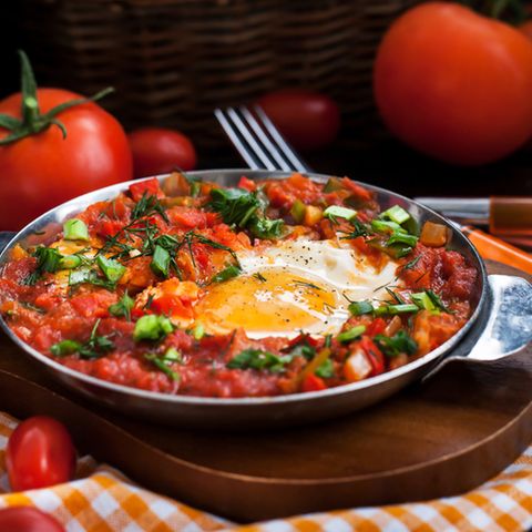 Shakshouka Dieses Gericht stammt aus dem arabischen Raum. Es handelt sich um pochierte Eier in einer Sauce aus Tomaten, Chilis, Zwiebeln und Kreuzkümmel.