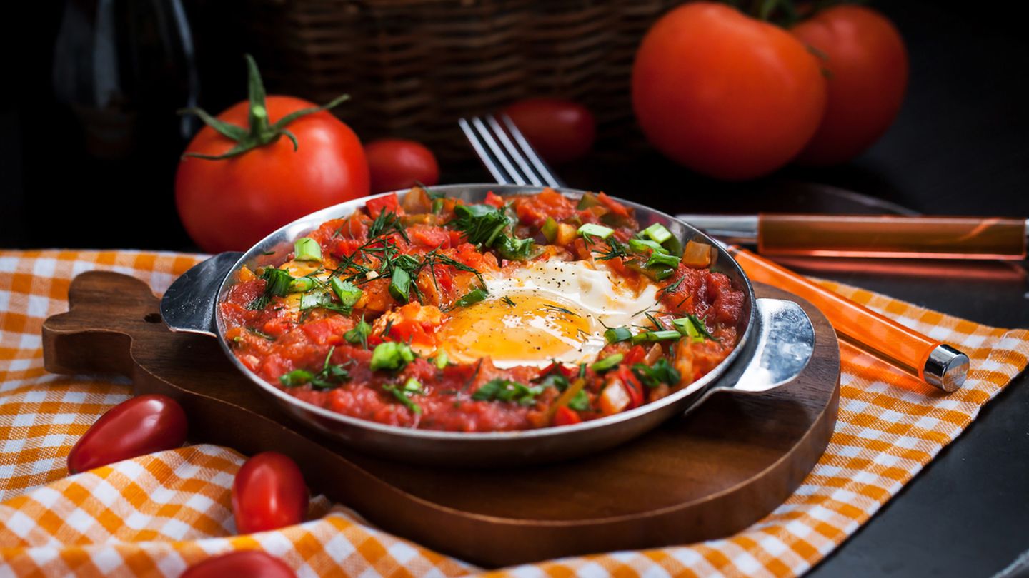 Shakshouka Dieses Gericht stammt aus dem arabischen Raum. Es handelt sich um pochierte Eier in einer Sauce aus Tomaten, Chilis, Zwiebeln und Kreuzkümmel.