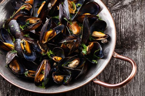 Vor dem Kochen sind Muscheln noch lebendig und schließen sich bei Berührung, etwa durch Antippen oder beim Waschen. Nach dem Öffnen aber sollen sie sich geöffnet haben. Wenn sie es nicht tun: Sind sie dann zwingend verdorben?