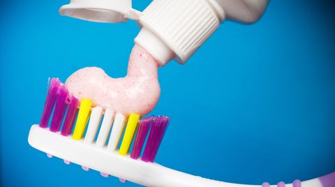 Stiftung Warentest hat geprüft: Welche Zahnpasta schützt zuverlässig vor Karies?