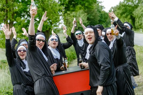 Männer haben sich an Christi Himmelfahrt verkleidet