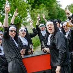 Männer haben sich an Christi Himmelfahrt verkleidet