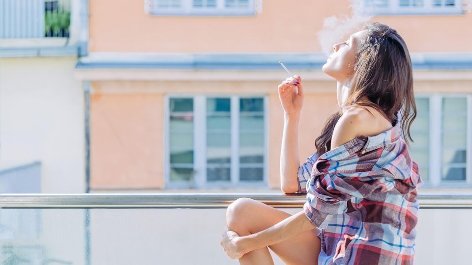 Wie ist es denn mit Rauchen auf dem Balkon? Der Bundesgerichtshof hat entschieden, dass Nachbarn, die sich vom Rauch gestört fühlen, diesen nicht immer hinnehmen müssen - und ein temporäres Rauchverbot in Ordnung geht.