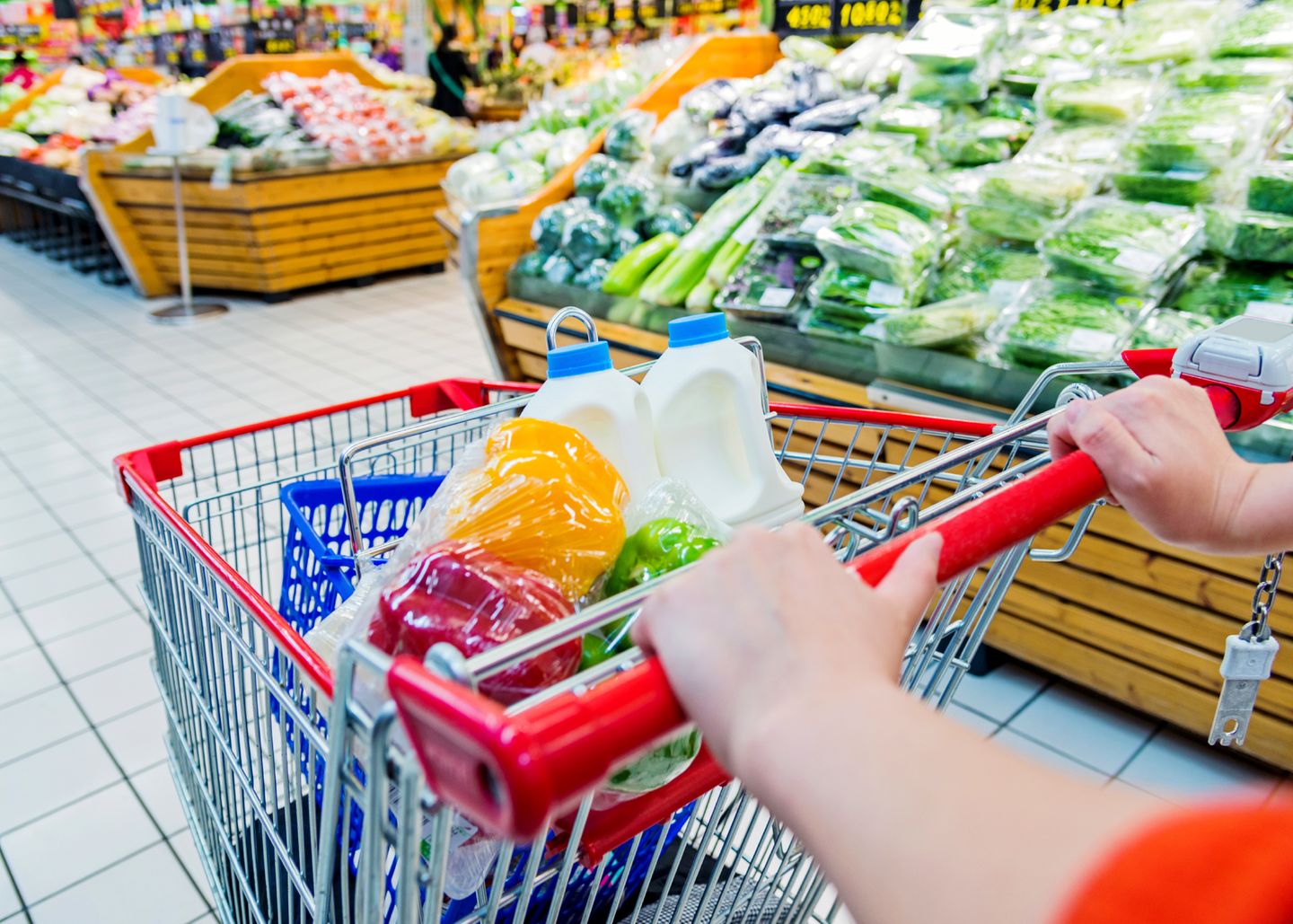 Und noch mal Einkaufswagen: Sie haben kein Kleingeld dabei oder wollen nur kurz vor Ladenschluss in den Markt hetzen, um ein paar Kleinigkeiten einzukaufen? Dafür reicht der Jutebeutel, den Sie mitgebracht haben. Da stopfen Sie fix alles rein.  Besser nicht, denn auch damit setzen Sie sich des Vorwurfs des Diebstahls aus, da für den Supermarkt unklar ist, welche Produkte sich schon vor dem Betreten des Marktes im Beutel befunden haben - und ob Sie die anderen Waren wirklich bezahlen. Mit Einkaufswagen spart man sich Ärger an der Kasse.