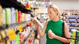 Beim Einkaufen: Das Shampoo öffnen
