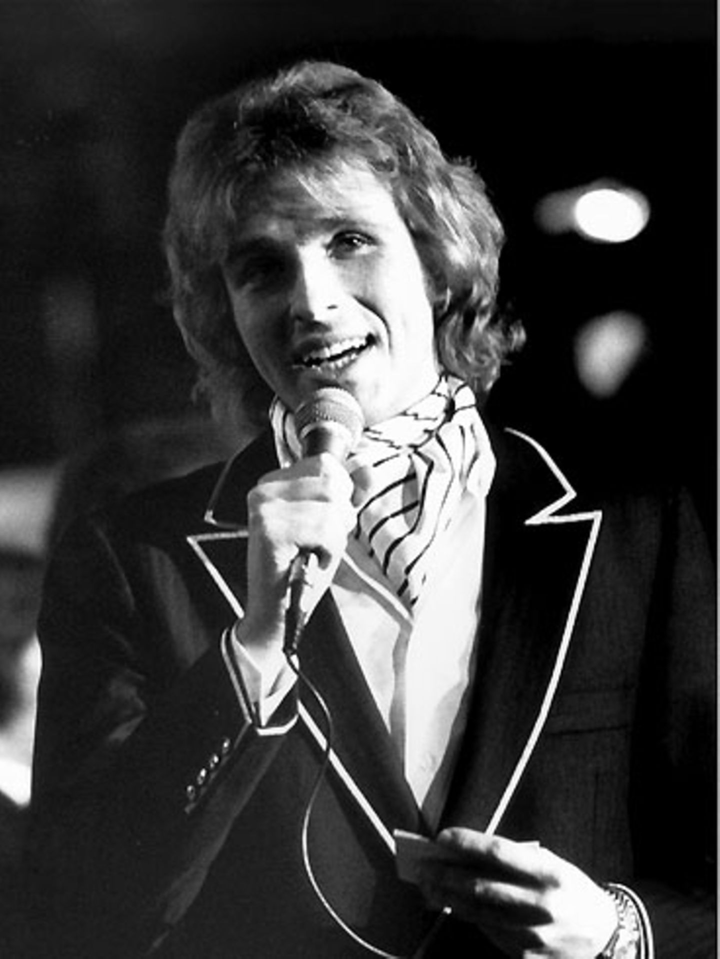 Geburtstag von Thomas Gottschalk: Am Anfang seiner Karriere fungierte Gottschalk kurzzeitig sogar als Nachrichtensprecher. Doch der junge Journalist fiel schnell durch seine flotten Sprüche und seine Spontaneität auf. 1979 moderierte er die deutsche Endausscheidung für den Grand Prix, der in Jerusalem stattfand Am Anfang seiner Karriere fungierte Gottschalk kurzzeitig sogar als Nachrichtensprecher. Doch der junge Journalist fiel schnell durch seine flotten Sprüche und seine Spontaneität auf. 1979 moderierte er die deutsche Endausscheidung für den Grand Prix, der in Jerusalem stattfand.