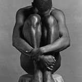 Mapplethorpe wurde in den 70er Jahren mit seinen in Schwarz-Weiß gehaltenen Aktfotografien zumeist dunkelhäutiger Männer berühmt. Dieses Bild, Ajitto, machte der Fotograf 1981.