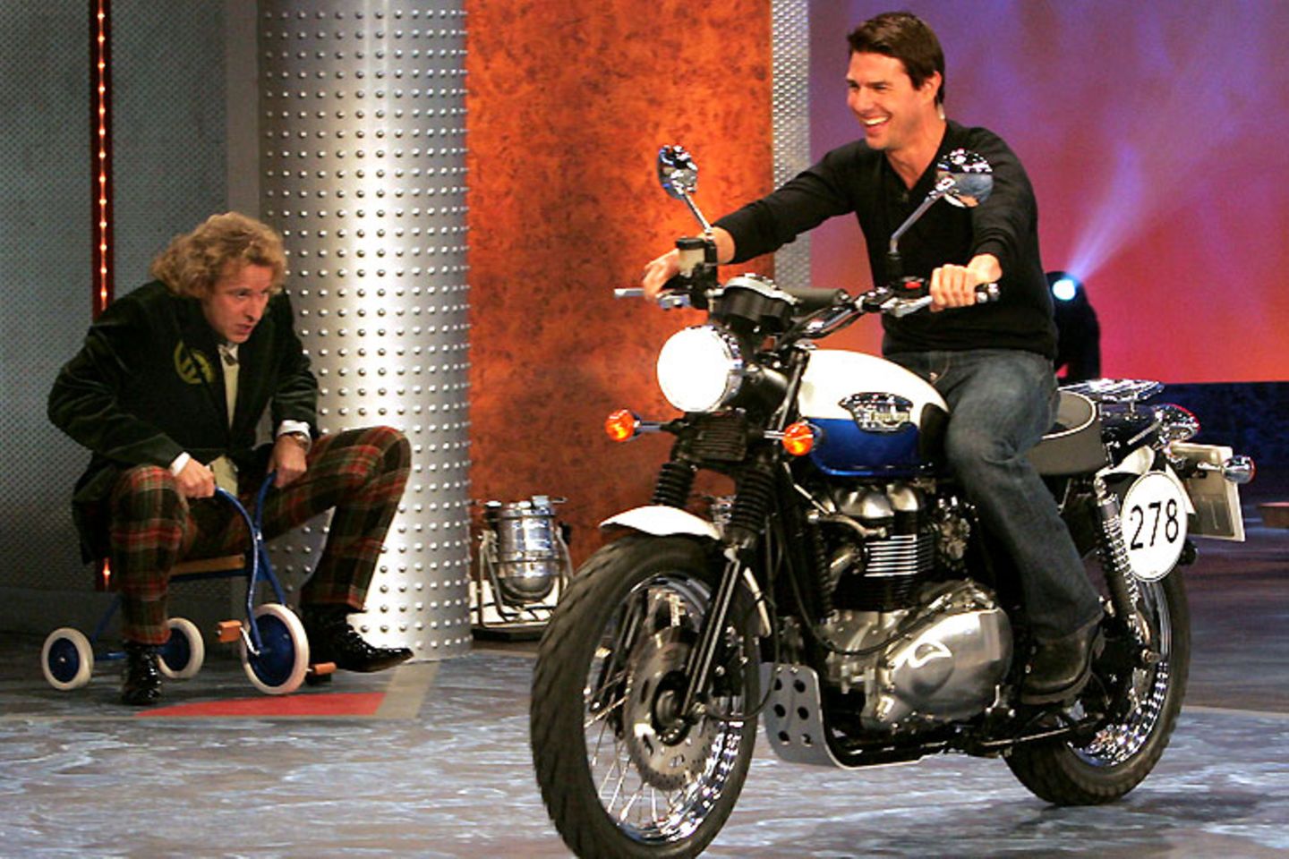 Geburtstag von Thomas Gottschalk: Der Große auf dem Dreirad, der kleine Superstar Tom Cruise kam mit viel PS auf dem Motorrad ins Studio gedüst. Trotz der guten Kontakte zu Hollywood und seinem langjährigen Wohnsitz in Malibu - in den USA ist Gottschalk ein kleines Licht. Das weiß er und trägt's mit Selbstironie: "Wenn ich bei einer Premiere über den roten Teppich laufe, hören von 100 Fotografen 98 auf zu knipsen. Meine Frau und ich sehen immer so aus, als wären wir wer, aber die Fotografen wissen nicht, ob ich der finnische Außenminister bin oder ein Zirkusdirektor", sagte Gottschalk mal im "Spiegel"-Interview Der Große auf dem Dreirad, der kleine Superstar Tom Cruise kam mit viel PS auf dem Motorrad ins Studio gedüst. Trotz der guten Kontakte zu Hollywood und seinem langjährigen Wohnsitz in Malibu - in den USA ist Gottschalk ein kleines Licht. Das weiß er und trägt's mit Selbstironie: "Wenn ich bei einer Premiere über den roten Teppich laufe, hören von 100 Fotografen 98 auf zu knipsen. Meine Frau und ich sehen immer so aus, als wären wir wer, aber die Fotografen wissen nicht, ob ich der finnische Außenminister bin oder ein Zirkusdirektor", sagte Gottschalk mal im "Spiegel"-Interview