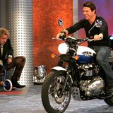 Der Große auf dem Dreirad, der kleine Superstar Tom Cruise kam mit viel PS auf dem Motorrad ins Studio gedüst. Trotz der guten Kontakte zu Hollywood und seinem langjährigen Wohnsitz in Malibu - in den USA ist Gottschalk ein kleines Licht. Das weiß er und trägt's mit Selbstironie: "Wenn ich bei einer Premiere über den roten Teppich laufe, hören von 100 Fotografen 98 auf zu knipsen. Meine Frau und ich sehen immer so aus, als wären wir wer, aber die Fotografen wissen nicht, ob ich der finnische Außenminister bin oder ein Zirkusdirektor", sagte Gottschalk mal im "Spiegel"-Interview
