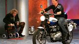 Der Große auf dem Dreirad, der kleine Superstar Tom Cruise kam mit viel PS auf dem Motorrad ins Studio gedüst. Trotz der guten Kontakte zu Hollywood und seinem langjährigen Wohnsitz in Malibu - in den USA ist Gottschalk ein kleines Licht. Das weiß er und trägt's mit Selbstironie: "Wenn ich bei einer Premiere über den roten Teppich laufe, hören von 100 Fotografen 98 auf zu knipsen. Meine Frau und ich sehen immer so aus, als wären wir wer, aber die Fotografen wissen nicht, ob ich der finnische Außenminister bin oder ein Zirkusdirektor", sagte Gottschalk mal im "Spiegel"-Interview