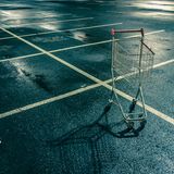 Einkaufswagen vom Supermarkt mitnehmen