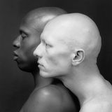 Mapplethorpe hat seine Aktfotos schwarzer Männer gerne mit weißen Objekten kontrastiert, im Falle dieser Fotografie "Ken Moody and Robert Sherman" von 1984 auch mit einem hellhäutigen Mann.