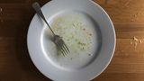 Das Essen war fabelhaft - und eigentlich sind Sie auch noch gar nicht so richtig satt. Was liegt da näher, als in der Küche um einen kleinen Nachschlag zu bitten.   Was beim Familien-Schlemmen Tradition hat, ist im Restaurant ausgeschlossen. Bei Sättigungsbeilagen, beispielsweise Brot, aber auch Nudeln, Kartoffeln oder Reis, zeigen sich die meisten Restaurants kulant und servieren Nachschlag ohne Aufpreis. Aber ein zweites Hauptgericht wird nicht aufgefahren.