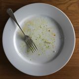 Das Essen war fabelhaft - und eigentlich sind Sie auch noch gar nicht so richtig satt. Was liegt da näher, als in der Küche um einen kleinen Nachschlag zu bitten.   Was beim Familien-Schlemmen Tradition hat, ist im Restaurant ausgeschlossen. Bei Sättigungsbeilagen, beispielsweise Brot, aber auch Nudeln, Kartoffeln oder Reis, zeigen sich die meisten Restaurants kulant und servieren Nachschlag ohne Aufpreis. Aber ein zweites Hauptgericht wird nicht aufgefahren.