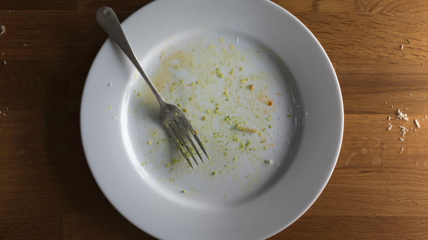 Das Essen war fabelhaft - und eigentlich sind Sie auch noch gar nicht so richtig satt. Was liegt da näher, als in der Küche um einen kleinen Nachschlag zu bitten.   Was beim Familien-Schlemmen Tradition hat, ist im Restaurant ausgeschlossen. Bei Sättigungsbeilagen, beispielsweise Brot, aber auch Nudeln, Kartoffeln oder Reis, zeigen sich die meisten Restaurants kulant und servieren Nachschlag ohne Aufpreis. Aber ein zweites Hauptgericht wird nicht aufgefahren.