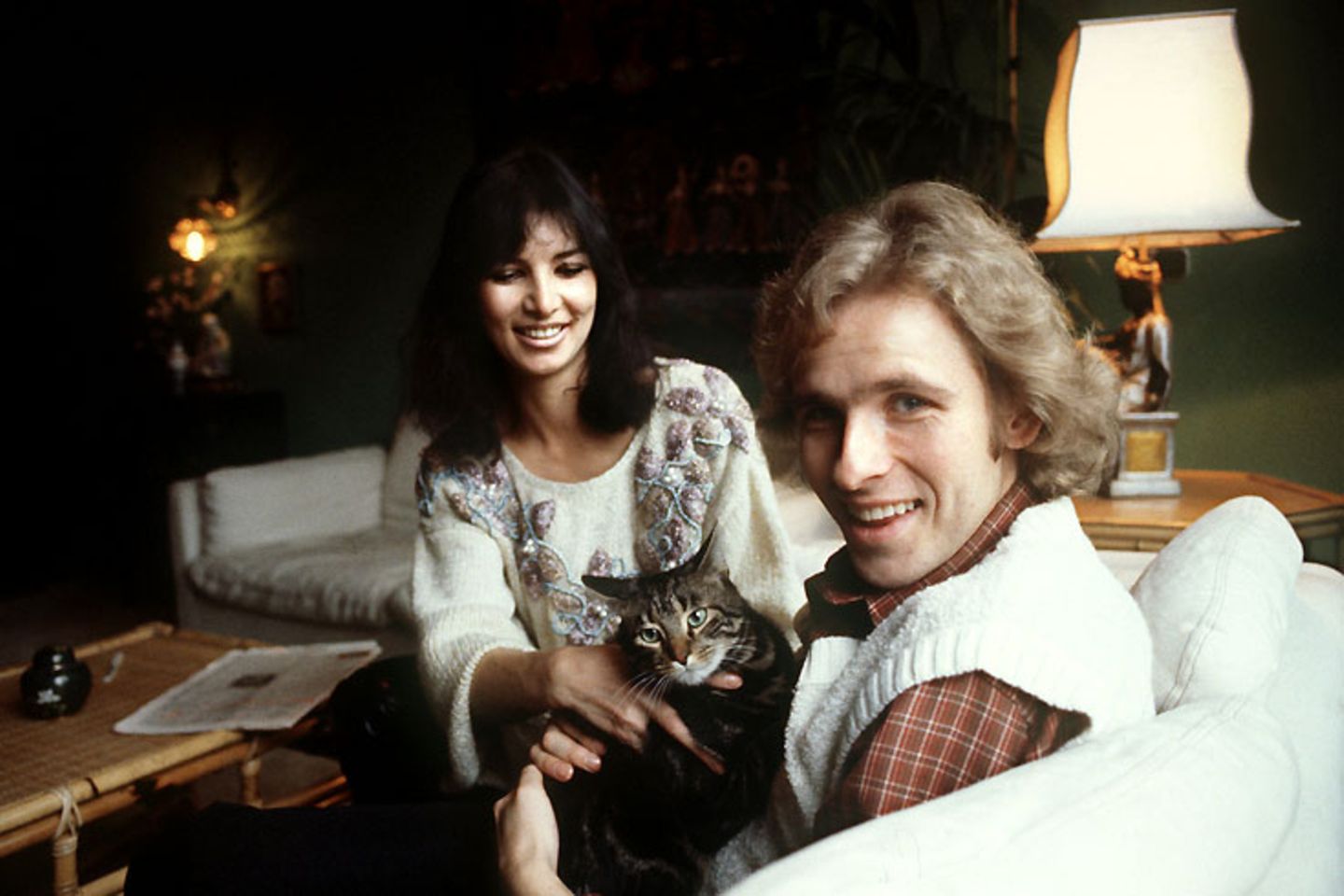 Keine Affären, keine Sexskandale: Auch wenn er mit den weiblichen Gästen auf der "Wetten, dass ..?"-Couch gerne flirtet, und man sich dabei fremdschämt - als Womanizer war Thomas Gottschalk nicht bekannt. Mit Frau Thea war er seit 1976 verheiratet. Im März 2019 wurde die Trennung des Paares bekannt