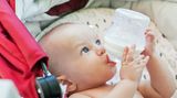 Wasser für Babys: fragliche Reinheit Säuglinge können in Deutschland promlemlos Leitungswasser zu trinken bekommen, bestätigen Experten. Sie sagen aber auch: Das Leitungswasser sollte abgekocht sein, um mögliche Keime abzutöten. So viel ist bekannt. Viele Eltern trauen dem nicht so ganz und geben ihrem Baby lieber Mineralwasser, weil sie es für reiner halten. Hier ist darauf zu achten, dass das Wasser entsprechend gekennzeichnet ist, etwa mit der Aufschrift 'für die Zubereitung von Säuglingsnahrung geeignet', denn der Mineralstoffgehalt herkömmlicher Wässer könnte die kindlichen Nieren überfordern. Was darüber hinaus vielleicht nicht allen Eltern geläufig ist: Auch Mineralwasser sollte abgekocht werden, bevor das Baby es bekommt, weil auch darin Bakterien vorkommen können.