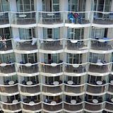 Durch diesen Trick hat die immerhin 60 Meter breite "Allure" weniger Innenkabinen. Dafür gibt es Außenkabinen, die zwar keinen Meerblick haben, aber immerhin viel Tageslicht ins Innere lassen. Allerdings erinnert die Aussicht auf das Gegenüber eher an einen Plattenbau.