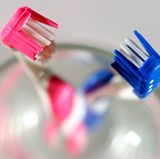 Festsitzenden Zahnersatz wie Kronen und Brücken können Sie genauso reinigen wie Ihre natürlichen Zähne. Bei herausnehmbarem Zahnersatz müssen Sie Beläge an den Außen- und Innenflächen entfernen. Versteckte Essensreste können die Prothese schädigen, zu Entzündungen der Schleimhaut führen und Mundgeruch verursachen