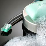 Reinigen Sie Ihre Prothese zweimal täglich mit einer speziellen Prothesen-Zahnbürste. Verwenden Sie keine Zahnpasta, da diese die Oberfläche nur aufraut, sondern Sprudeltabletten oder, noch besser, Schmierseife oder flüssige Seife aus dem Spender