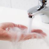 Spülen Sie Ihre Prothese nach jedem Essen unter dem Wasserhahn ab und Ihren Mund mit etwas Wasser aus. Zahnstein entfernen Sie, indem Sie die Prothese in warmes Essigwasser legen