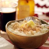 An eine neue Prothese müssen Sie sich langsam gewöhnen. Nehmen Sie zunächst nur kleine Bissen und weiche Kost zu sich.