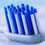 Wenn Sie eine Prothese tragen, sollten Sie regelmäßig Ihr Zahnfleisch stimulieren. Üben Sie dazu mit der Zahnbürste leichten Druck auf das Gewebe aus. Diese Massage sorgt für eine bessere Durchblutung und schützt vor Entzündungen.