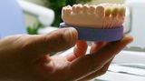Fassen Sie Ihre Prothese an den stabilen Kunststoff- und Metallteilen an, nicht aber an den exakt angepassten Metallklammern und ähnlichen Befestigungsteilen. Und setzen Sie Ihre Prothese immer vorsichtig mit beiden Händen ein. Wenn Sie den Zahnersatz nur in den Mund schieben und darauf beißen, schädigen Sie auf Dauer Ihre Zähne und die Prothese.