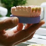 Fassen Sie Ihre Prothese an den stabilen Kunststoff- und Metallteilen an, nicht aber an den exakt angepassten Metallklammern und ähnlichen Befestigungsteilen. Und setzen Sie Ihre Prothese immer vorsichtig mit beiden Händen ein. Wenn Sie den Zahnersatz nur in den Mund schieben und darauf beißen, schädigen Sie auf Dauer Ihre Zähne und die Prothese.