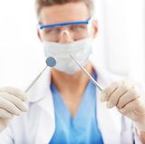 Haben Sie sich nach etwa zwei Wochen noch nicht an Ihre Prothese gewöhnt oder haben Sie Druckstellen, muss der Zahnarzt sie noch einmal anpassen. Lassen Sie auch sonst Ihre Prothese regelmäßig beim Zahnarzt kontrollieren.