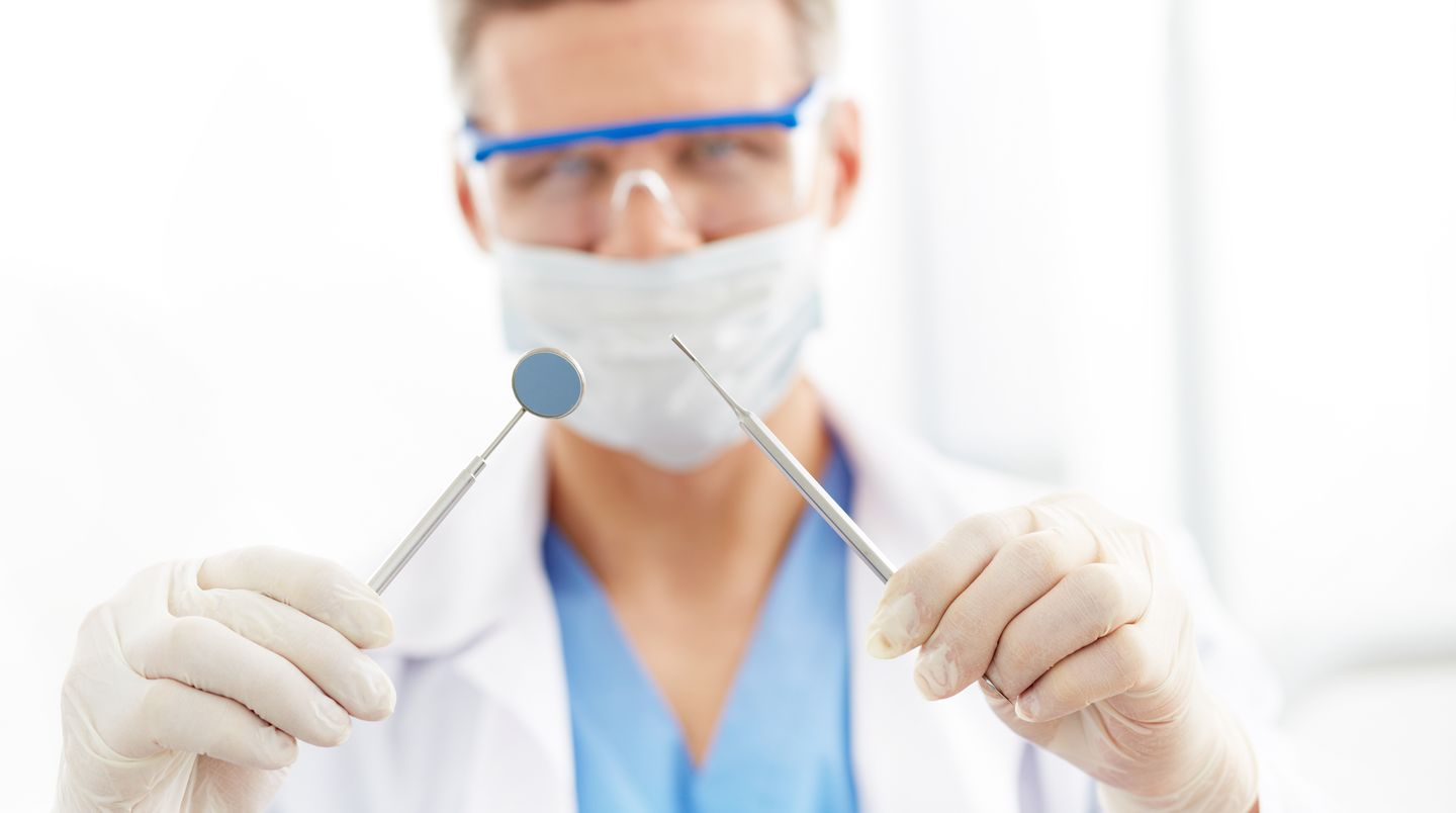 Haben Sie sich nach etwa zwei Wochen noch nicht an Ihre Prothese gewöhnt oder haben Sie Druckstellen, muss der Zahnarzt sie noch einmal anpassen. Lassen Sie auch sonst Ihre Prothese regelmäßig beim Zahnarzt kontrollieren.