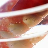 Gehen Sie sparsam mit Haftcreme um. Sie kann das Geschmacksempfinden und die Speichelproduktion beeinträchtigen: