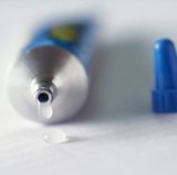 Gehen Sie sparsam mit Haftcreme um. Sie kann das Geschmacksempfinden und die Speichelproduktion beeinträchtigen.