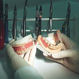 Kleben Sie defekte Prothesen nicht selbst, sondern lassen Sie Schäden immer vom Zahntechniker Ihres Zahnarztes reparieren.