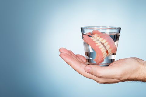 Falsches Gebiss im Wasserglas