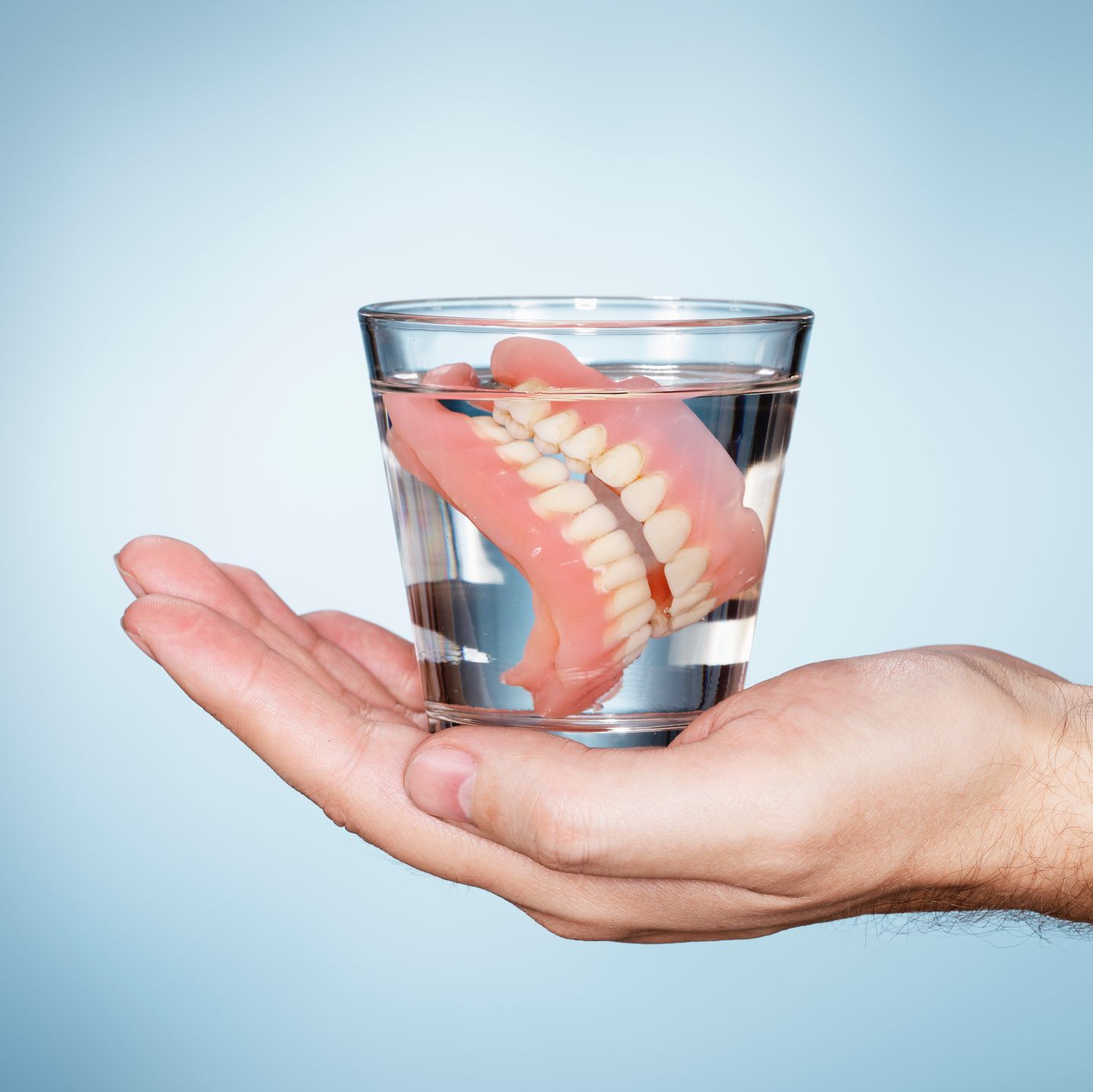 Falsches Gebiss im Wasserglas