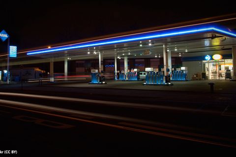 Warum eigentlich… kostet ein Liter Benzin immer 0,9 Cent extra?