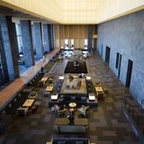 Die sechs Etagen hohe Lobby erstreckt sich über eine Länge von 40 Metern und vermittelt ein Gefühl des Draußenseins wie in einem Zengarten, mit großen Steinen, geharktem Kies, Wasserbecken, dunklen Basaltwänden und opulenten Ikebana-Arrangements.