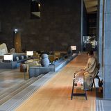 In der Lobby des Aman Tokio zupft eine Musikerin die 13 Saiten der Koto, der japanischen Zither.