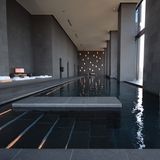 Wie wäre es mit einer Anwendung im 2500 Quadratmeter großen Aman Spa oder mit einer Runde kraulen? Wer in den 30 Meter langen Pool steigt, hat bei gutem Wetter durch die bodentiefen Fenstern sogar Blick auf den Berg Fuji.