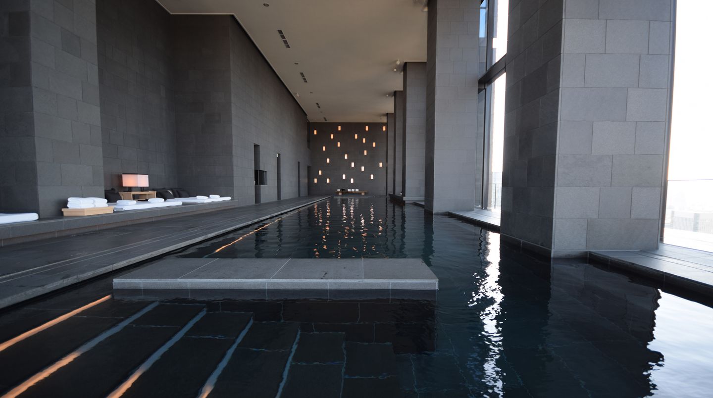 Wie wäre es mit einer Anwendung im 2500 Quadratmeter großen Aman Spa oder mit einer Runde kraulen? Wer in den 30 Meter langen Pool steigt, hat bei gutem Wetter durch die bodentiefen Fenstern sogar Blick auf den Berg Fuji.