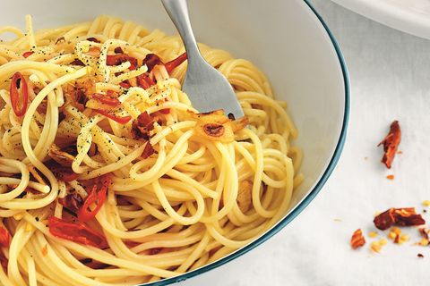 Ein Teller mit dampfender Pasta aglio e olio
