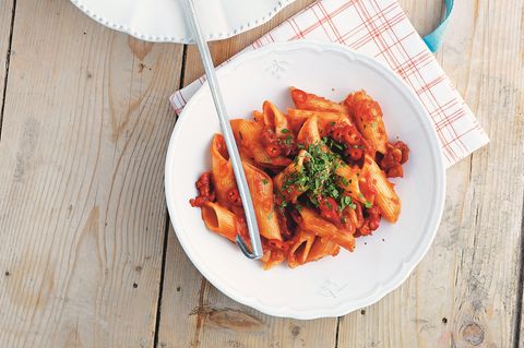 Ein Teller mit dampfender Pasta all'arrabbiata - die scharfen Nudeln