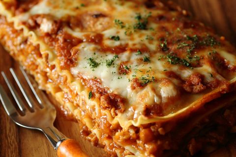 Pasta: Eine Kasserole mit dampfender Lasagne
