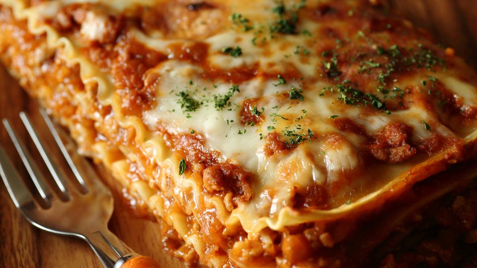 Pasta: Eine Kasserole mit dampfender Lasagne